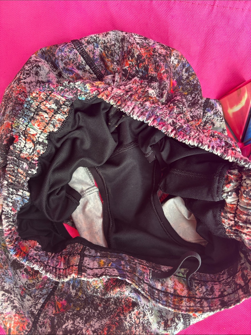 Lululemon Hotty hot vitalize abstract shorts! Size 4 - Picture 6 of 7